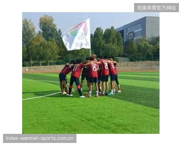 云南玉昆连续边路传切展现极强默契度：在绿茵场上书写信任与速度的故事